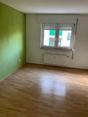 Schlafzimmer mit Laminatboden in Holzoptik.jpg - 