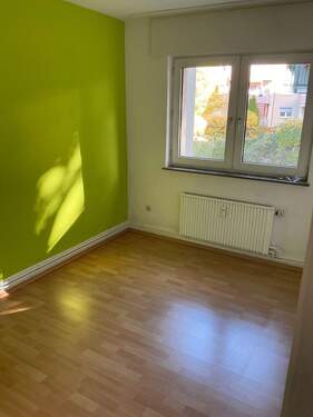 Kinder-Arbeitszimmer mit Laminatboden in Holzoptik.jpg - 