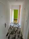 Flur mit grauem Laminatboden.jpg - 