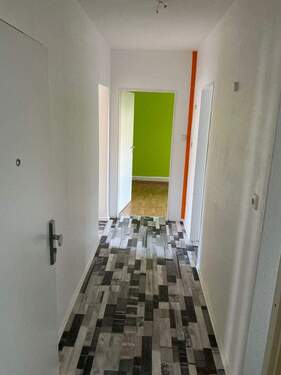 Flur mit grauem Laminatboden.jpg - 