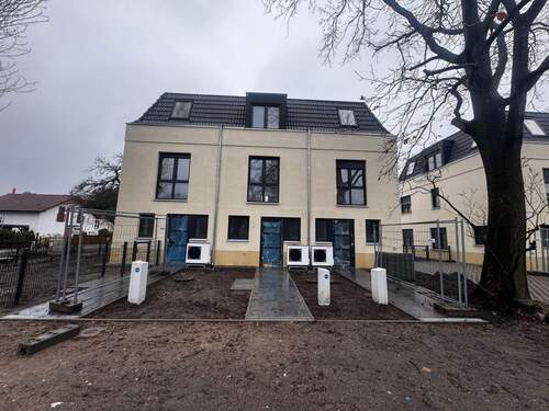 Reihenhäuser Frontansicht - Wunderschönes Reihenmittelhaus mit eigenem Garten und 4 Zimmern