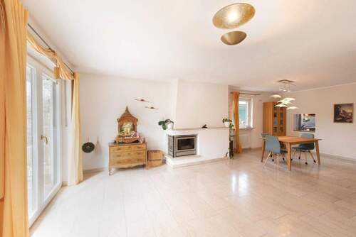 Wohnzimmer - Stilvolles Reiheneckhaus mit viel Platz und Tiefgaragenplatz in Ottobrunn