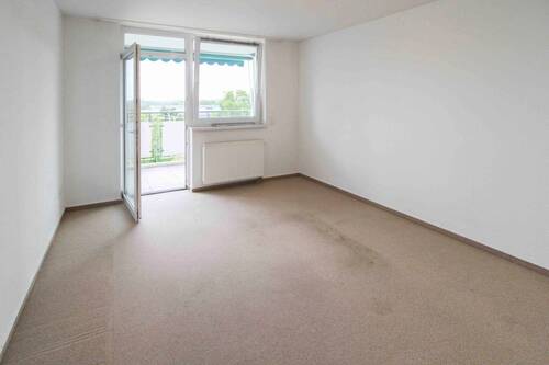 Wohnzimmer - 2 Zimmer Etagenwohnung zum Kaufen in Bitterfeld-Wolfen