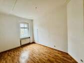 Zimmer 1 - Bezugsfreie Altbauwohnung in ruhiger Lage! Ideal zum Renovieren und Gestalten nach eigenen Wünschen!