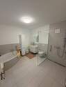Badezimmer mit Badewanne und Dusche.jpg - 