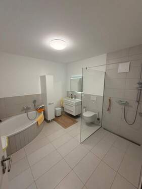 Badezimmer mit Badewanne und Dusche.jpg - 