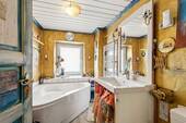 Tageslichtbad mit Eckbadewanne im Obergeschoss - 