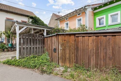 Außenansicht mit überdachtem Stellplatz - 