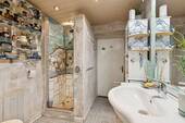Badezimmer mit offenem Duschbereich - 