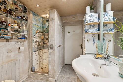 Badezimmer mit offenem Duschbereich - 