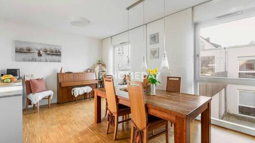Wohnzimmer 1 - Wohnen mit Geschichte: Exklusive Eigentumswohnung im denkmalgeschützten Bestandsbau in Zell am Main