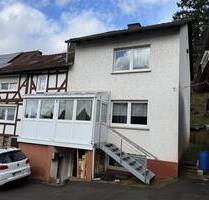 Bottendorf! Wohnhaus mit Garage und Holzschuppen in guter Lage! - Burgwald