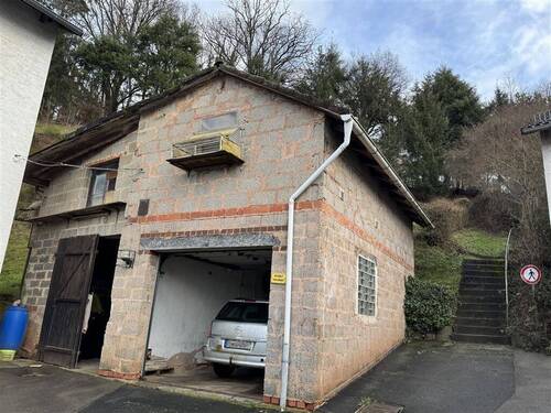 Garage mit Taubenschlag - 6 Zimmer Doppelhaushälfte zum Kaufen in Burgwald