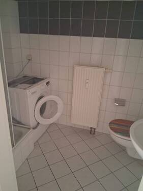 Bad mit Dusche . - 2 Zimmer Etagenwohnung zur Miete in Magdeburg