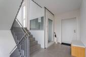 Treppenhaus / Aufzug - 