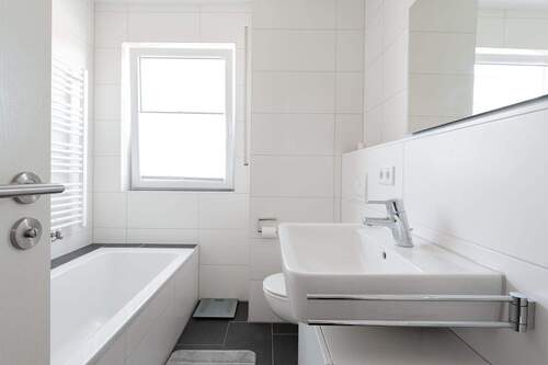 Bad mit Dusche und Badewanne - 