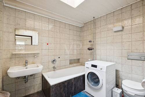 Badezimmer mit Waschmaschinenanschluss - 