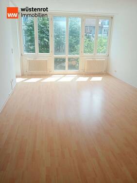 Wohnzimmer - Sonnige 2 Zimmerwohnung mit Balkon in Bad Tölz , zur Stadtmitte nur ca. 8 Gehminuten. Ca.57 m². TG