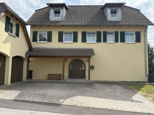 01 Front of House.jpg - Amerikanisches Traumhaus in Vilseck Schlicht