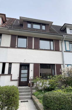 Ansicht Straßenseite - Großzügiges Reihenhaus in Schwachhausen