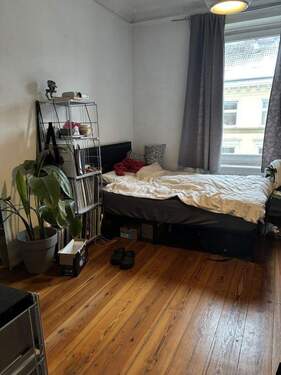 Linkes Zimmer zur Strasse - 