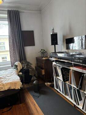 Linkes Zimmer zur Strasse - 