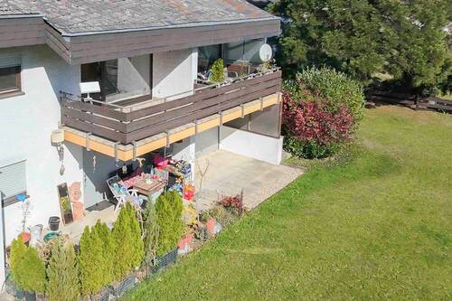 Blick auf Haus und Balkon - Einfamilienhaus in Schmitten im Taunus zum Kaufen