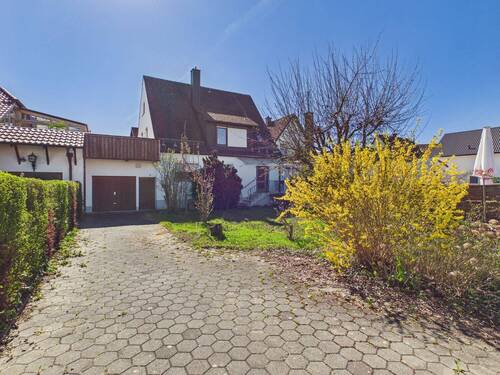 Hausansicht - 6 Zimmer Mehrfamilienhaus, Wohnhaus zum Kaufen in Ergolding