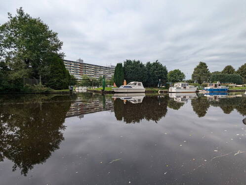 Blick vom Hafen - Renovierungsbedürftige große Etagenwohnung mit guter Infrastruktur