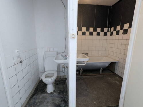 Bad und WC - 4 Zimmer Etagenwohnung in Emden
