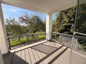 Balkon - Sonne und Natur satt; mit Terrasse und PKW-Stellplatz