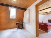 1. DG Flur und Blick in Schlafzimmer - 