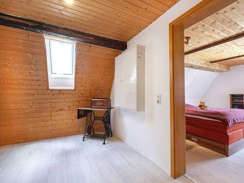 1. DG Flur und Blick in Schlafzimmer - 
