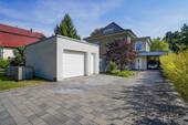 Hausansicht - Großzügiges Zweifamilienhaus mit Charme und modernem Gartenambiente