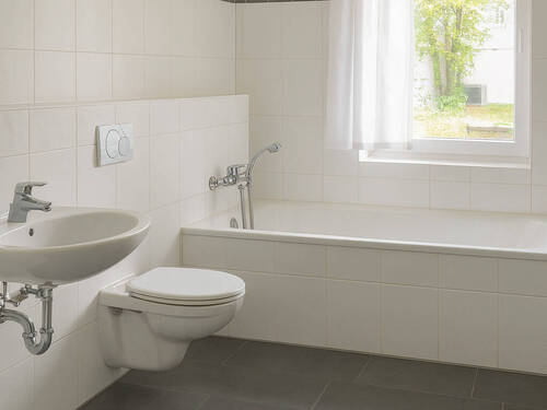 Modernes Tageslichtbadezimmer - 