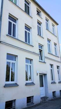 Hausansicht - Frisch renovierte Wohnung im Dachgeschoss sucht neuen Mieter.