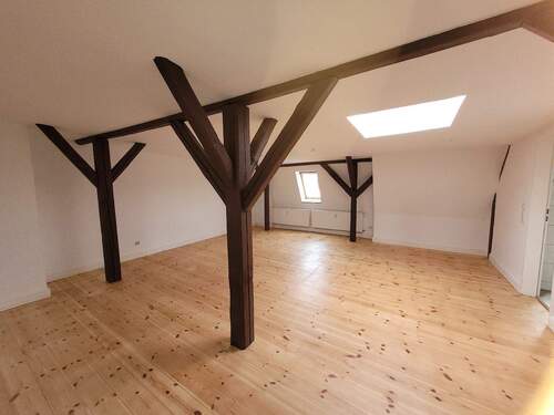 Einblick Wohnbereich mit offener Küche - 2 Zimmer Etagenwohnung in Wismar