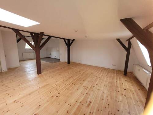 Einblick Wohnbereich mit offener Küche Bild 2 - Etagenwohnung mit 68,00 m² in Wismar zur Miete