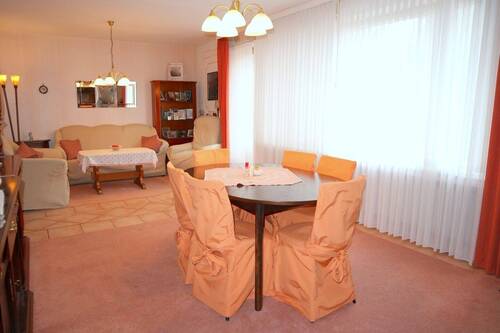 Lichterfülltes Wohnzimmer - 