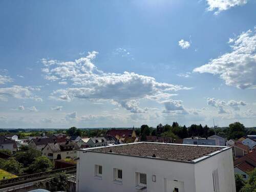 Frontansicht Haus und Panorama - Wohnen in seiner schönsten Form - Freies Stadthaus über drei Ebenen mit eigenem Gartenanteil, zwei Westterrassen und Weitblick