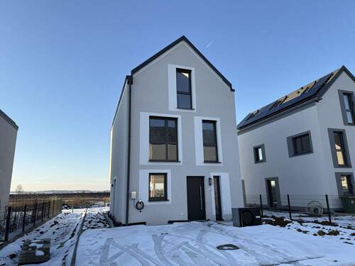 Eingang mit zwei Stellplätzen und Wallbox - Einfamilienhaus mit 150,40 m&sup2; in Köfering zur Miete