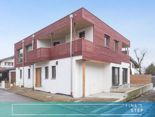 FINESTEP Immobilien GmbH - Wenn Architektur Wärme ausstrahlt: Leben im echten Massivholzhaus am Waldrand