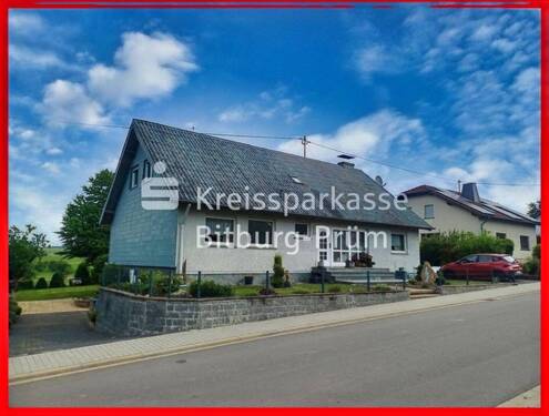 Straßenseite - Freistehendes Wohnhaus mit Garage in Ortsrandlage