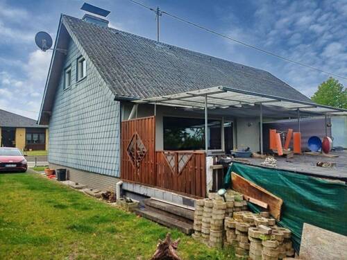 Giebelseite und Terrasse - 
