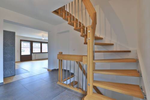 Treppe zum Keller und und Obergeschoss - 