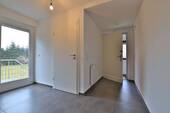 Flur mit Zugang zum Grundstück - 4 Zimmer Doppelhaushälfte zum Kaufen in Boltenhagen