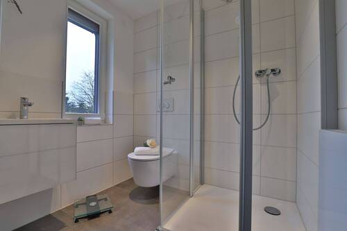 Tageslichtduschbad im Erdgeschoss - 4 Zimmer Doppelhaushälfte in Boltenhagen