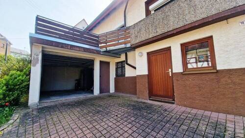 Garage und Kellereingang - 