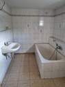 Badezimmer mit Wanne und Dusche - 