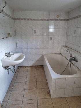 Badezimmer mit Wanne und Dusche - 